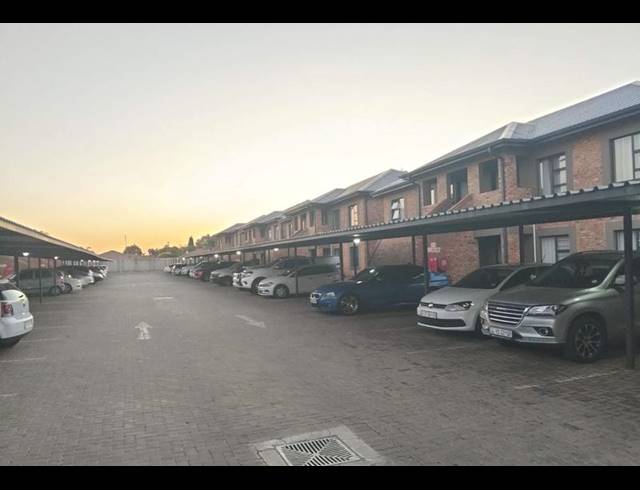 3 BEDROOM TOWNHOUSE FOR SALE IN RAVENSWOOD